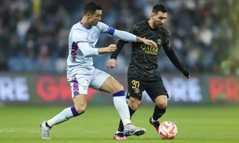 Ronaldo tắc bóng ngay trong chân Messi