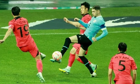 Uruguay thắng trận sau khi VAR tước bàn của Hàn Quốc