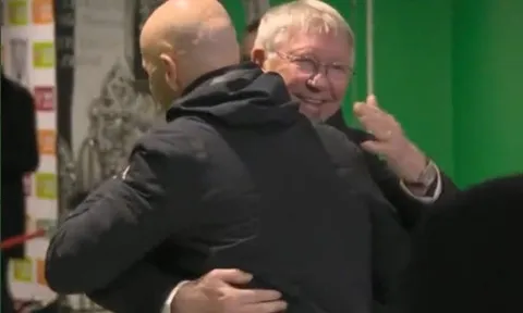 Ten Hag mời Sir Alex vào ăn mừng trong phòng thay đồ MU