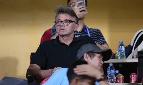 V-League trở lại, HAGL thắng và nụ cười của HLV Troussier