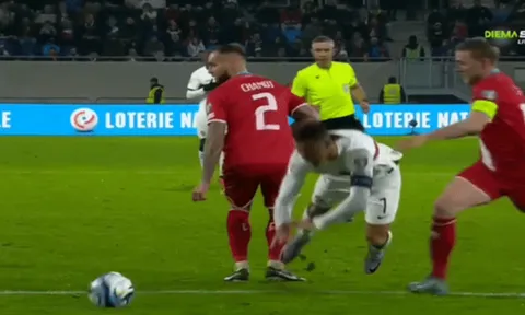 Ronaldo bị chế nhạo bởi pha ăn vạ trước Luxembourg
