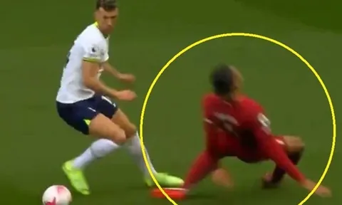 Van Dijk bị chế nhạo sau pha trượt chân