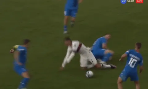Ronaldo nhận án phạt sau pha ăn vạ