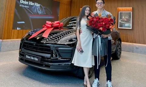 Văn Hậu cùng bạn gái tậu xe sang giá 5 tỷ đồng