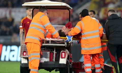 Va chạm vào đầu, hậu vệ Roma phải rời sân bằng cáng