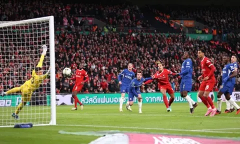 'Klopp xuất hiện với vẻ mặt gượng gạo'