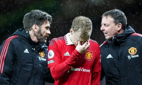 HLV Ten Hag gây bất ngờ với Van de Beek