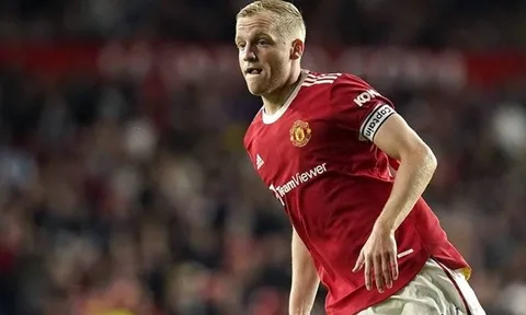 Đồng đội hiến kế giúp Van de Beek rời khỏi Man United
