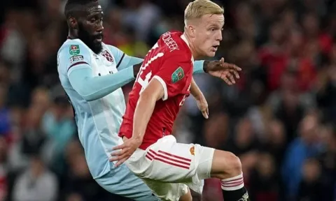 Van de Beek khiến Solskjaer bất đồng với nội bộ M.U