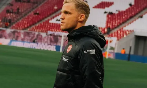 Van de Beek thi đấu thất vọng, HLV Frankfurt "đổ lỗi" cho Man United