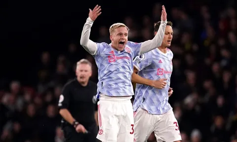 'Và Van de Beek không thể đá chính ở đội hình này, thật đáng xấu hổ'