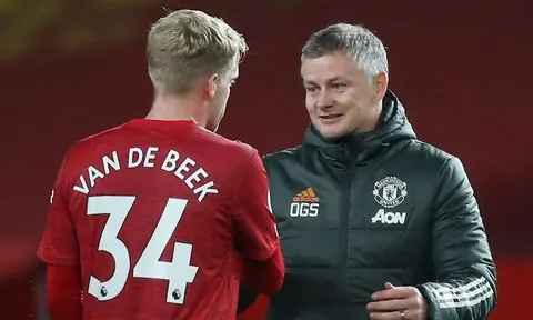Xuất hiện lối thoát đầu tiên cho Van de Beek trong tháng Một