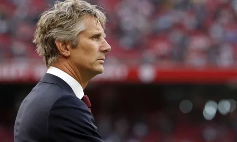 Van der Sar quyết không nhả người