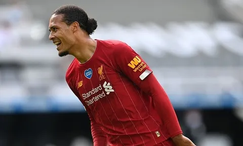 Van Dijk đưa Carragher trở lại mặt đất