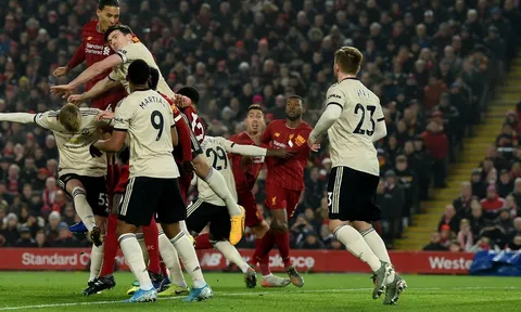 Van Dijk tweet 2 từ chế nhạo Man Utd