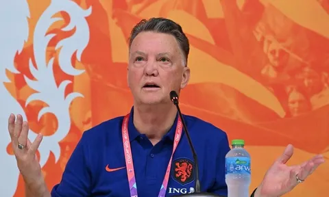 Van Gaal giải thích việc trao số áo lạ ở tuyển Hà Lan