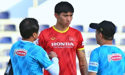 Văn Hậu đăm chiêu nghe giảng gần 5 phút