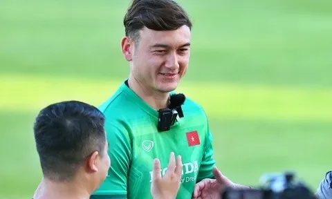Văn Lâm bỏ thói quen đeo dây chuyền khi ra sân