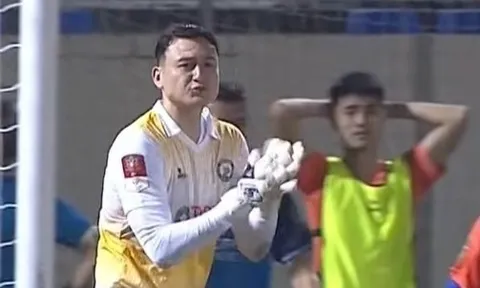Văn Lâm khiến đối thủ sửng sốt với pha cứu thua xuất sắc