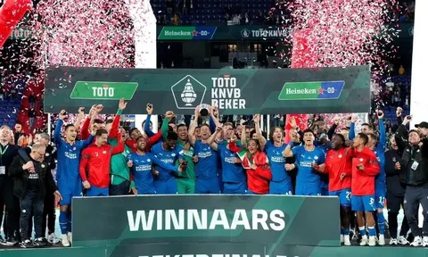 Van Nistelrooy giành 2 danh hiệu ở mùa giải đầu tiên làm HLV