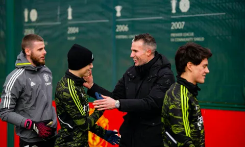 Van Persie bất ngờ tới buổi tập của M.U, thân thiết với Weghorst