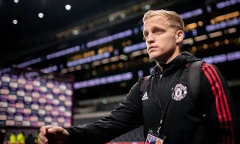 'Ole đang chơi đùa với Van de Beek'