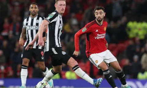 Vào sân từ ghế dự bị, Bruno Fernandes khiến Mount phải xấu hổ