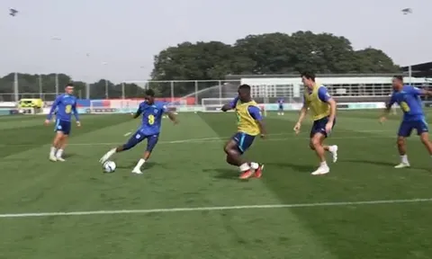 Rashford solo bất thành, Neville đã đúng về White