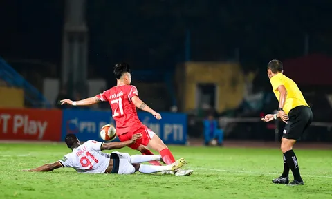 Cận cảnh tình huống check VAR đầu tiên ở V-League