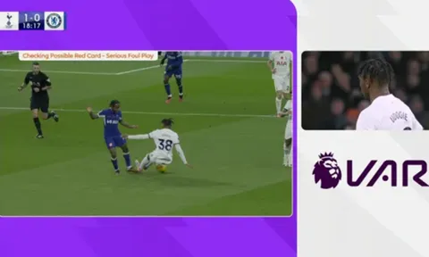 Gary Neville: "Tình huống đó có thể dẫn đến thẻ đỏ"