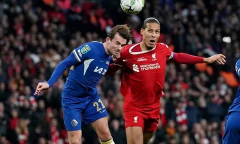 VAR báo hại Van Dijk, Carragher thốt lên chua chát