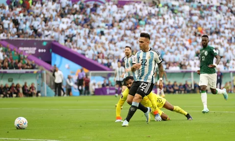 VAR gây tranh cãi khi từ chối bàn của Argentina