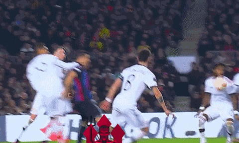 VAR gây tranh cãi trong trận MU hòa Barca