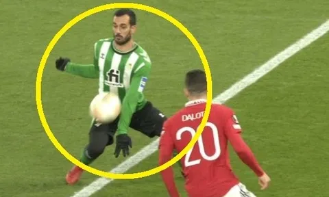 VAR gây tranh cãi trong trận thắng của Man United