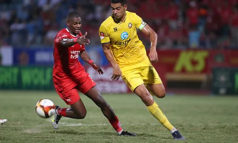 VAR gây tranh cãi, Trưởng ban trọng tài lên tiếng về tiêu chuẩn FIFA