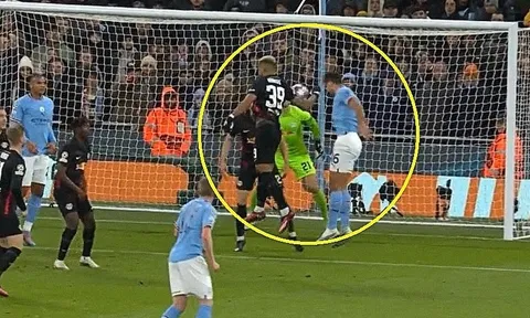 VAR hai lần gây tranh cãi trong trận thắng 7-0 của Man City
