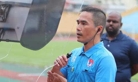 VAR không phổ cập ở V-League là do FIFA?