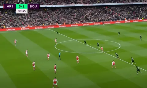 VAR lại ''ám'' Arsenal