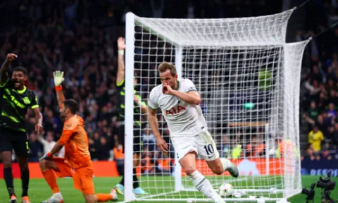 Liverpool thắng giòn giã; Tottenham mất điểm giây cuối