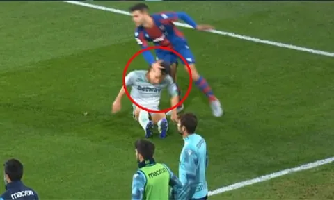 VAR 'tặng' thẻ đỏ cho pha vả mặt đồng nghiệp tại La Liga