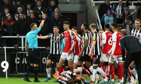 VAR tiết lộ lý do Bruno Guimaraes không bị đuổi trong trận đấu với Arsenal