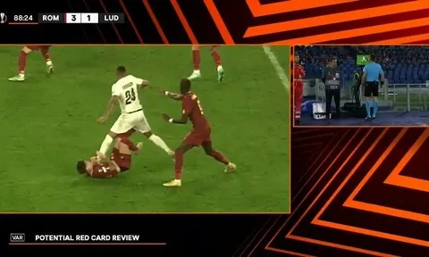 VAR trừng phạt pha phạm lỗi ghê rợn ở Europa League