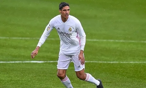 Ancelotti đáp trả nhận xét của Varane về bầu không khí ở Real Madrid