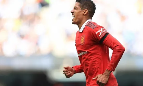 M.U quay xe chóng mặt với Varane