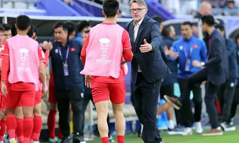 Vết xe đổ của HLV Troussier