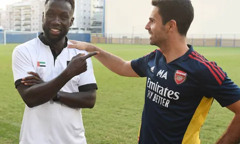 Vị khách đặc biệt xuất hiện ở buổi tập của Arsenal