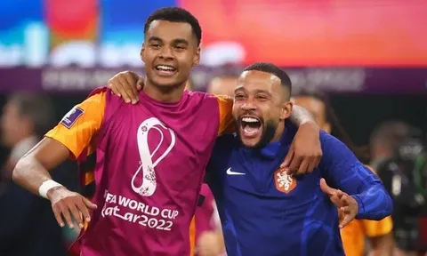 Vì sao M.U nên mua Depay thay vì Gakpo?