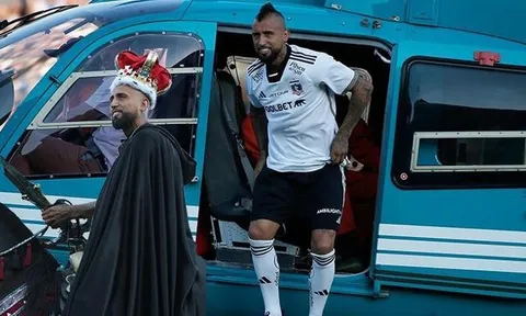 Vidal cực chất! Cầm gươm, cưỡi ngựa ra mắt đội bóng mới