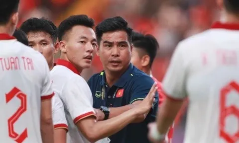 Việt Thắng chạy vào sân ngăn U22 Việt Nam xô xát