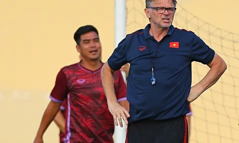 Việt Thắng ngăn HLV Troussier khiêng khung thành